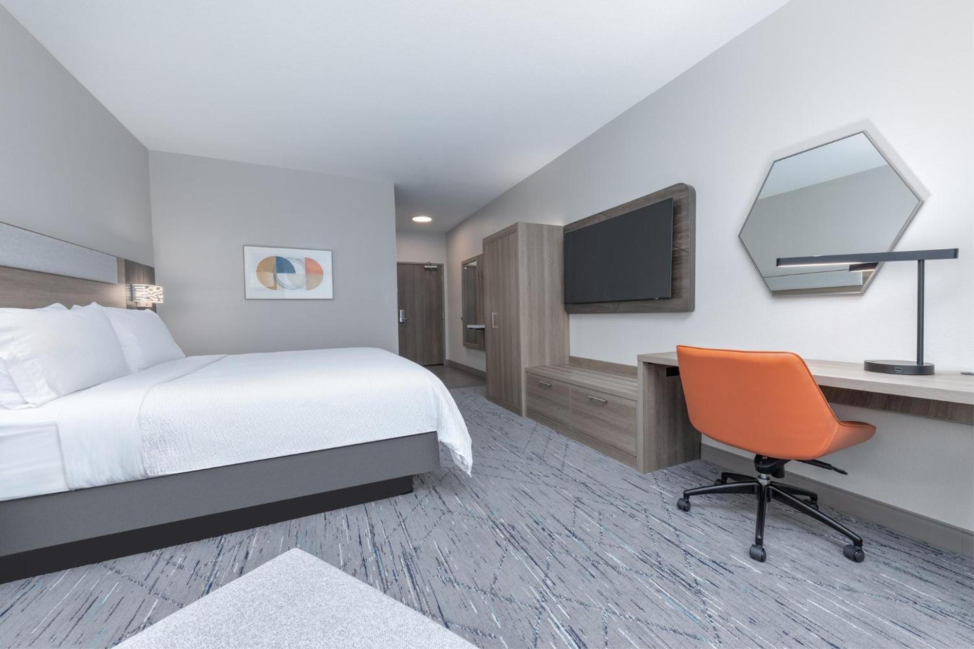 Express & Airport East By Ihg Hotel 2*