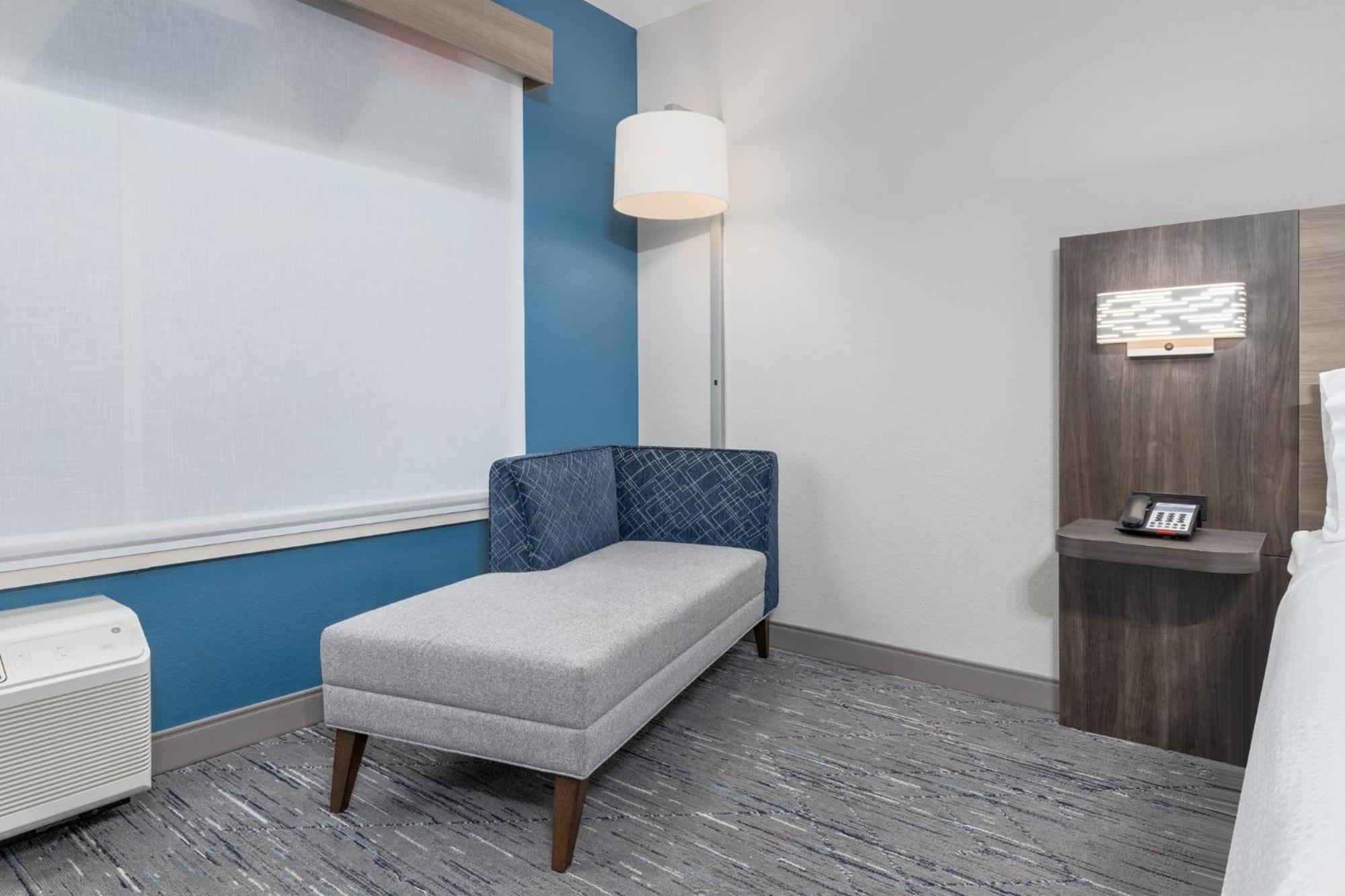 Express & Airport East By Ihg Hotel 2*