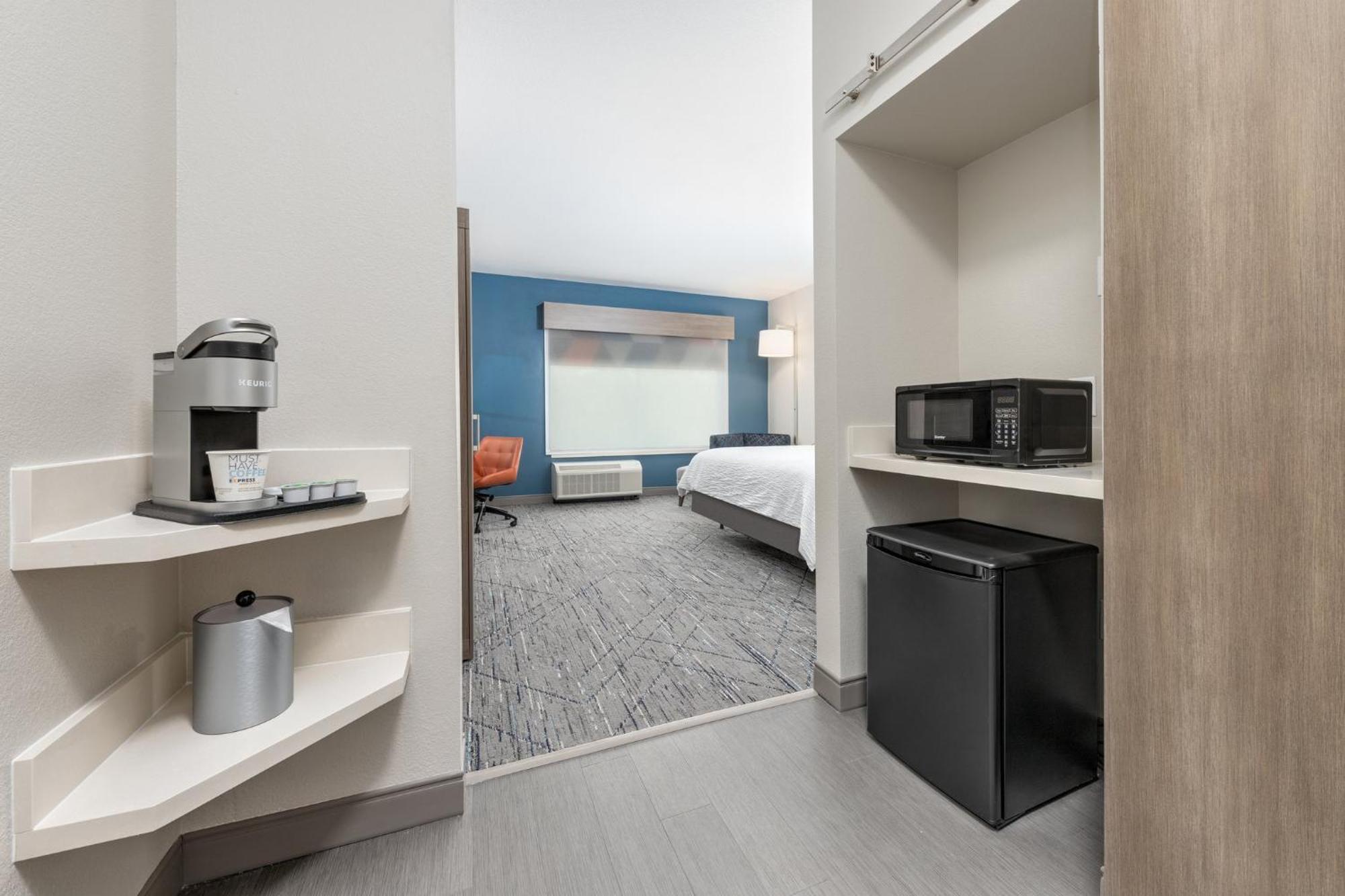 Express & Airport East By Ihg Hotel 2*